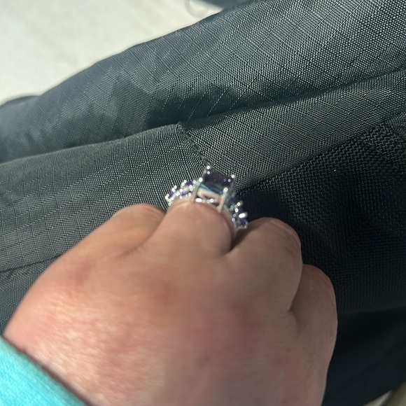 Pretty emerald cut gemstone ring - Picture 3 of 4